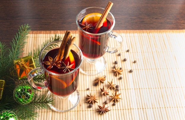 Kerst glühwein met kaneel en sinaasappel.