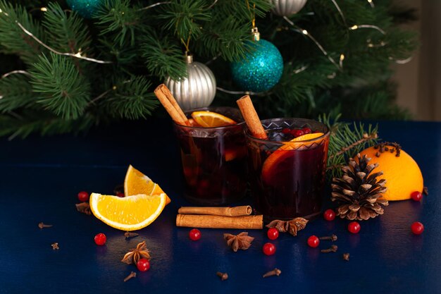 Kerst glühwein met kaneel stok oranje anijs en kruidnagels met schaduwen van het zonlicht