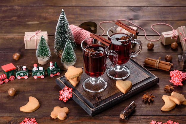 Kerst glühwein met kruiden en fruit op een donkere tafel. Traditionele warme drank in de kersttijd