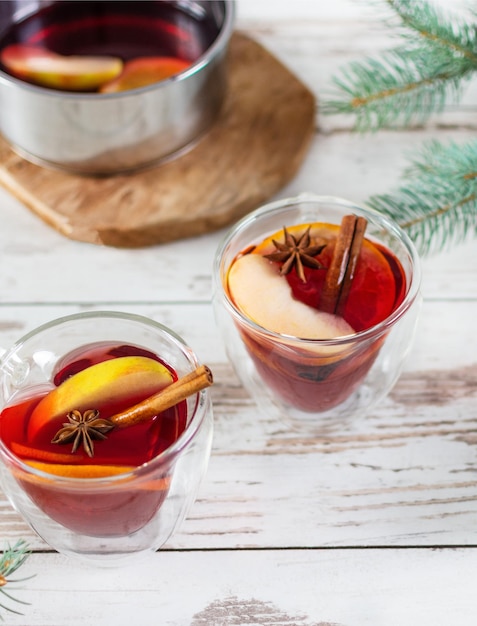 Kerst glühwein met kruiden en fruit over kerst versierde achtergrond