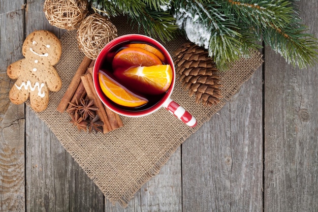 Kerst glühwein met peperkoek en kruiden