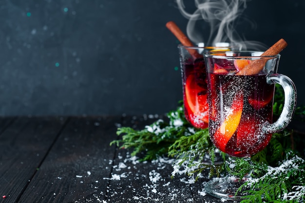 Kerst glühwein met specerijen in glas