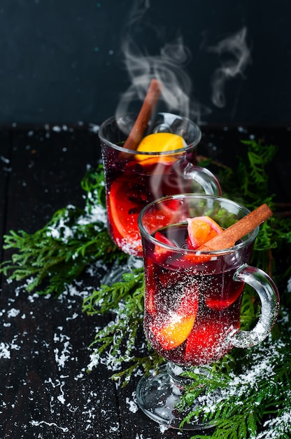 Kerst glühwein met specerijen in glas