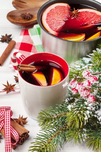 Kerst glühwein op houten tafel close-up