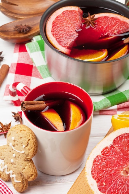 Kerst glühwein op houten tafel