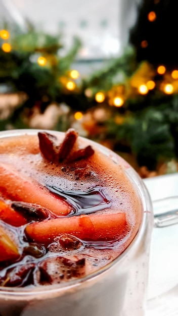 Kerst glühwein op onscherpe achtergrond van felle lichten traditionele nieuwe jaar warme drank gemaakt