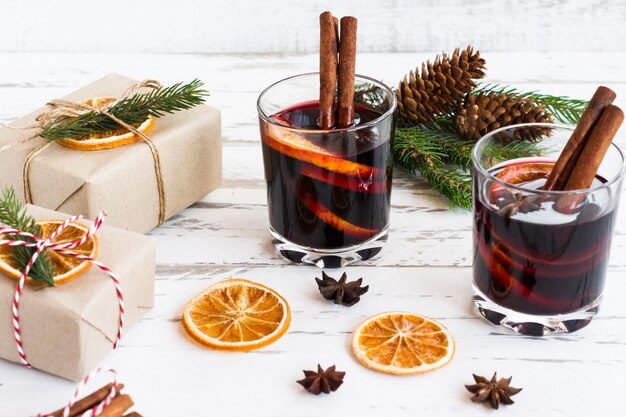 Kerst glühwein. vakantieconcept versierd met dennentakken, geschenken en specerijen.