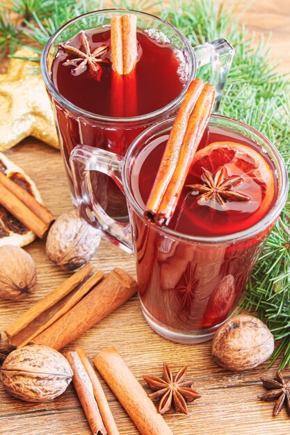 Kerst glühwein. vrolijk kerstfeest. glas glühwein met kaneel en anijs, bovenaanzicht. selectieve focus.vakantie