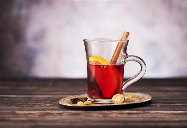 Kerst Glühwein warme drank met kruiden op houten achtergrond