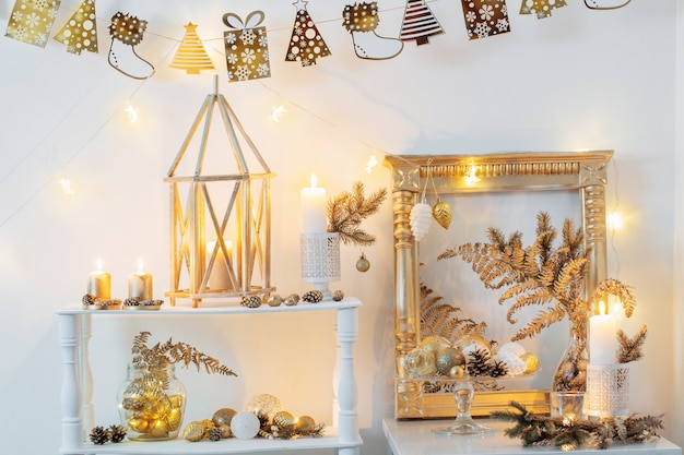 Kerst gouden decor in wit interieur