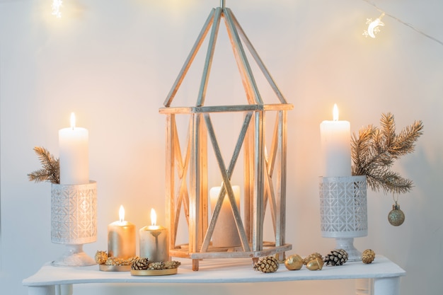 Kerst gouden decor in wit interieur