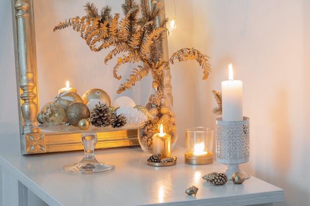 Kerst gouden decor in wit interieur