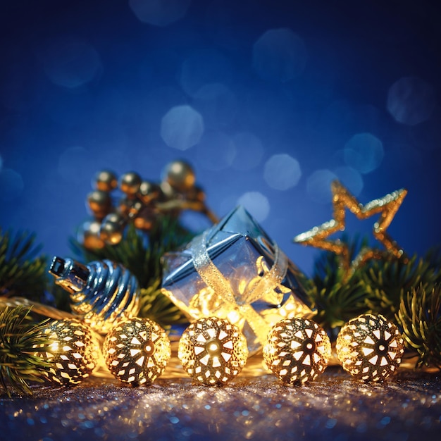 Kerst gouden slinger met fir tree op blauwe glitter
