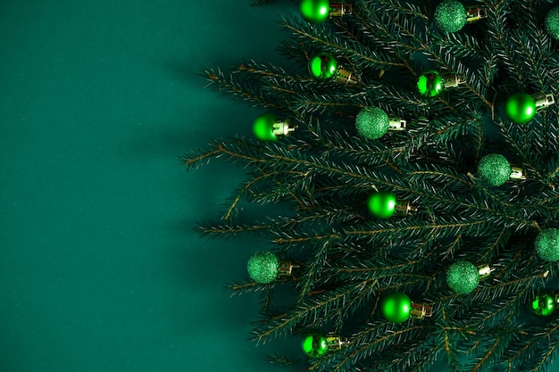 Kerst groene achtergrond Pijnboomtakken naalden en kerstbomen Van bovenaf bekijken Rond frame met plaats voor tekst Kerst natuur achtergrond December stemming concept Kopieer de ruimte