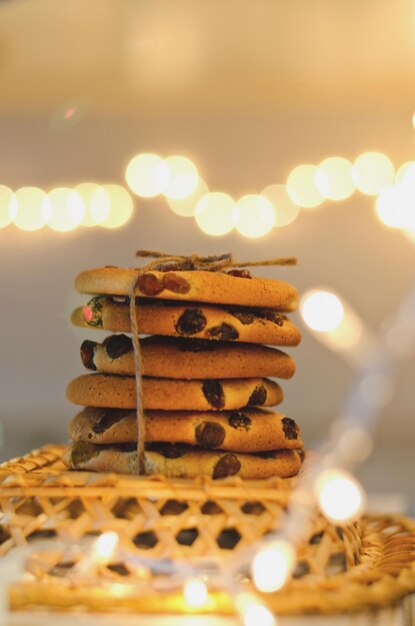 Kerst havermoutkoekjes, koekjes op een lichte achtergrond met een mooie bokeh van een slinger.