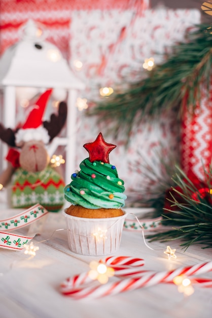 Kerst heerlijke cupcake in de vorm van een kerstboom