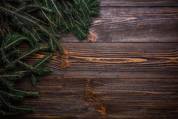 Kerst houten achtergrond versierd met sneeuwboom en geschenken met kopieerruimte