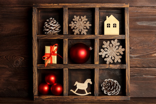 Kerst houten kist met rode ornamenten