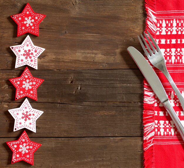 Kerst houten ornamenten op een houten tafel