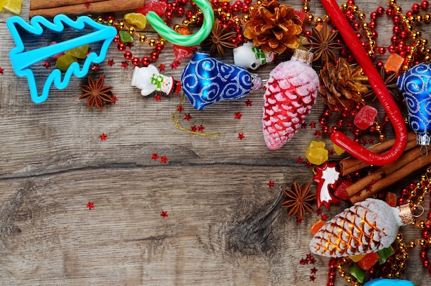 Kerst houten tafelframe met kerstballen, kruiden en snoep