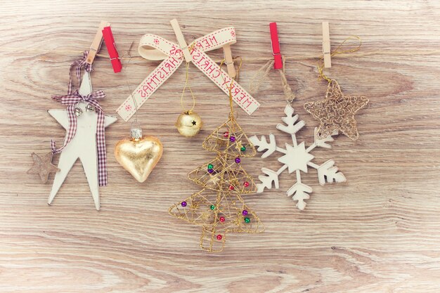 Kerst houten vintage decoraties hangend aan touw