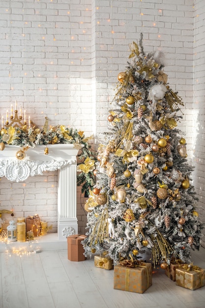 Kerst interieur in witte hal met boom