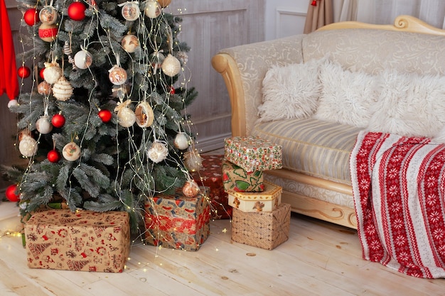 Kerst interieur kamer met kerstboom