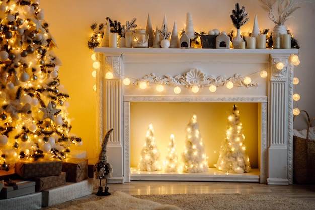 kerst interieur. magische gloeiende kerstboom, open haard en geschenken