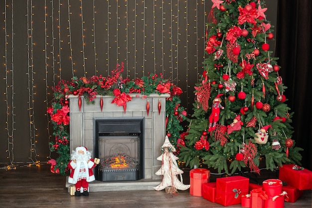 Kerst interieur met boom en open haard in het rood