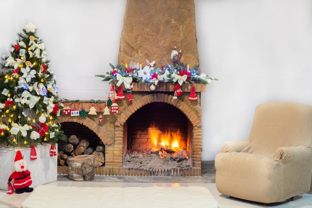 Kerst interieur met marmeren vloeren met kerstboom stenen open haard kerstboom garla...