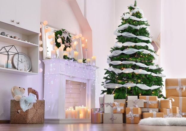 Kerst interieur van woonkamer met prachtige dennenboom