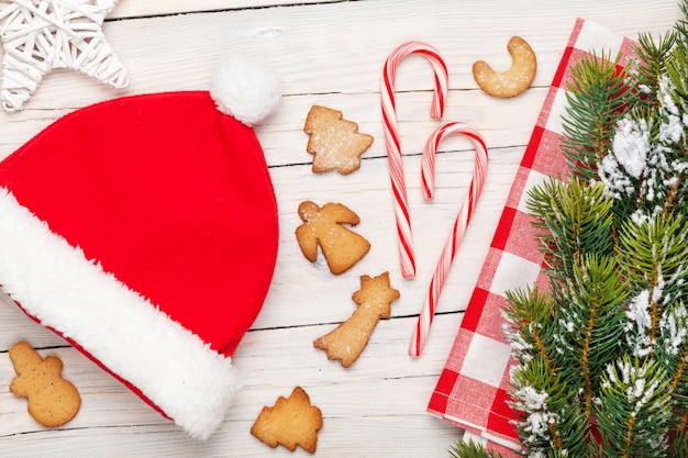 Kerst kerstmuts peperkoek koekjes en sneeuw dennenboom