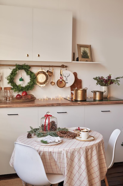 Kerst keuken en tafel. Rode, groene en witte decor kerstboom achtergrond. Nieuwjaarsviering. Vrolijk kerstfeest en een gelukkig nieuwjaar.