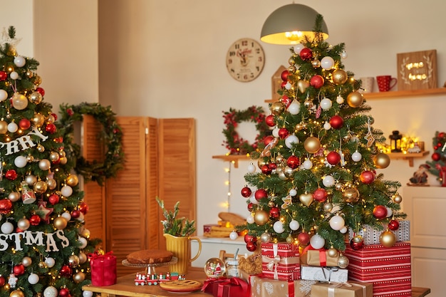 Kerst keuken Rode en gouden decor kerstboom achtergrond