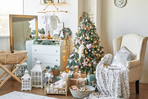 Kerst kinderkamer en slaapkamer Wit roze en tiffany decor kerstboom achtergrond