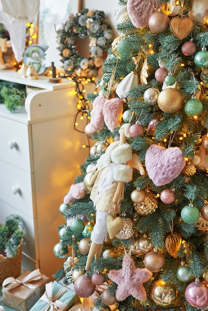 Kerst kinderkamer en slaapkamer wit roze en tiffany decor kerstboom achtergrond