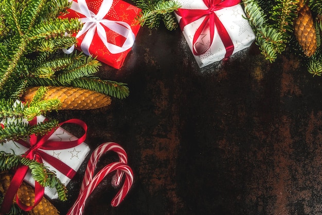 Kerst klassieke achtergrond met kerstboomtakken, decoraties en geschenkdozen, flatlay bovenaanzicht kopieerruimte