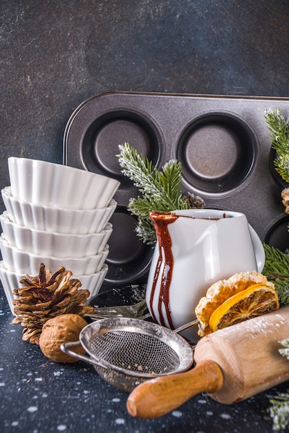 Foto kerst koken bakken achtergrond. tabel voor het bakken van koekjes voor de vakantie met ingrediënten en bakkersgerei. donkerblauwe xmas baktafel achtergrond, kopieer ruimte