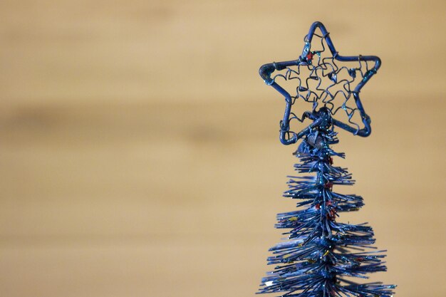 Kerst kunstmatige kleine blauwe kerstboom op een bruine achtergrond