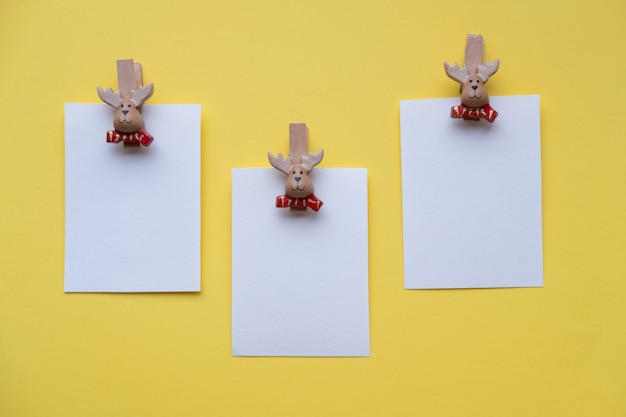 Kerst lege kaarten wasknijpers santa claus op een gele muur met plaats voor tekst