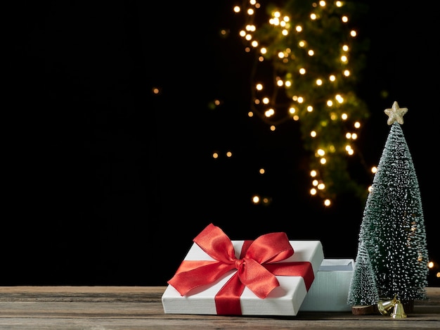 Kerst lege open geschenkdoos op houten tafel tegen wazig licht, ruimte voor tekst