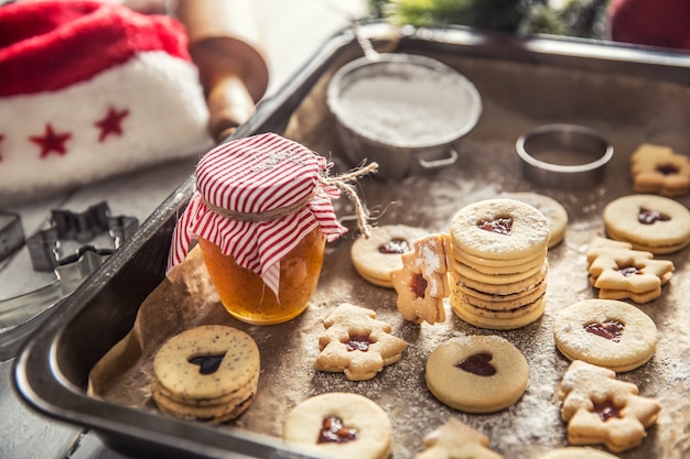 Kerst linzer snoep en koekjes marmelade suiker poeder in gebakken pan.