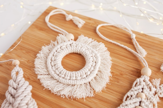 Kerst macrame decor op houten tafel