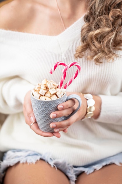 Kerst magische scène gezellige sfeer xDxAWoman met kopje drank met marshmallows