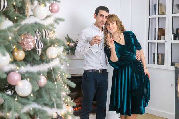 Kerst man en vrouw met glazen champagne. Selectieve aandacht. Vakantie.