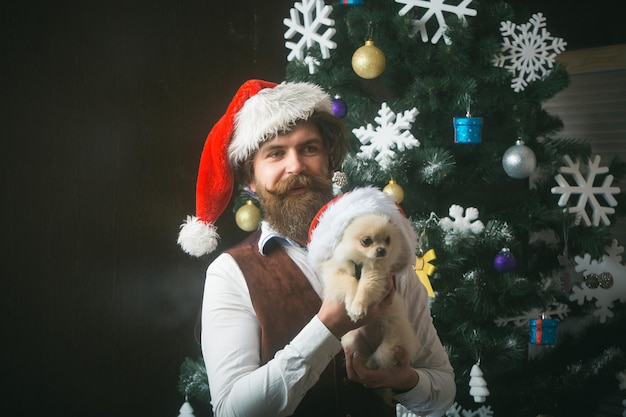 Kerst man met baard op blij gezicht en huisdier.