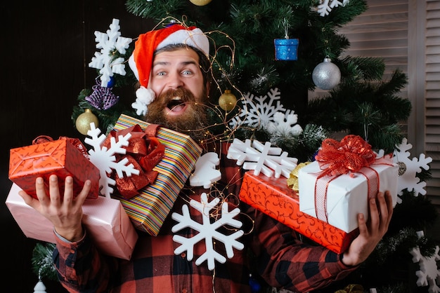 Kerst man met baard op blij gezicht houden geschenk