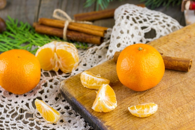 Kerst mandarijnen met kaneelstokjes op een servet op tafel