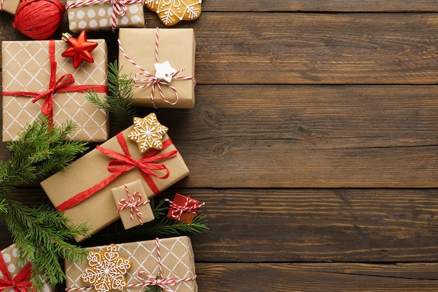 Foto kerst met geschenkdozen, speelgoed en decoratie