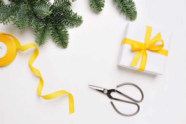 Kerst mock up banner achtergrond met sneeuwvlokken geschenkdozen en schaar op houten achtergrond met place